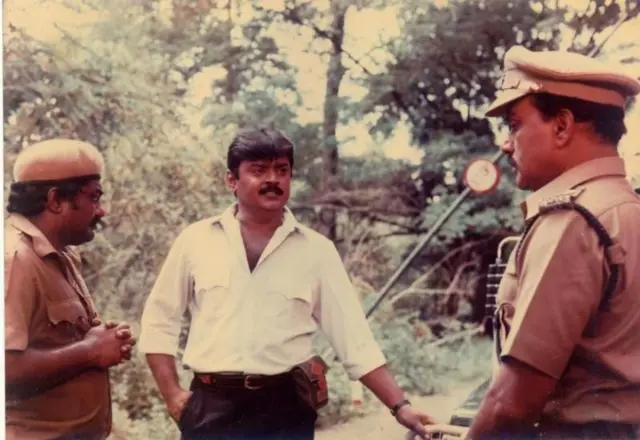 "அதேபோல் ஒரு ஸ்டண்ட் நடிகராகவும், ஒரு ஹீரோவாகவும் தன்னுடைய மனவலிமையை அந்த சண்டைக் காட்சிக்குள் புகுந்து சிறப்பாக செய்யக்கூடிய ஒரு மாமனிதர் என்றால், அது விஜயகாந்த் தான்".