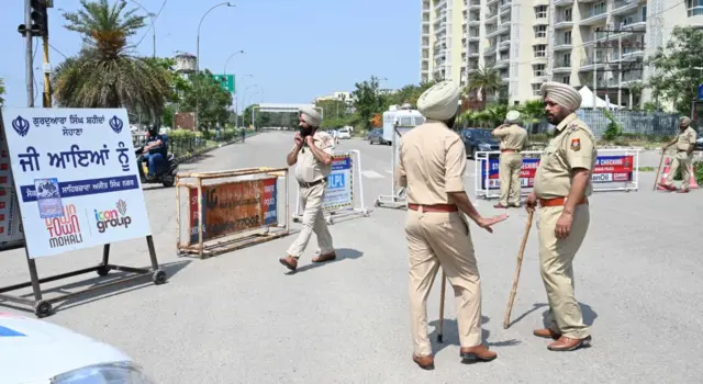 ক্র্যাকডাউনের অংশ হিসেবে পাঞ্জাবে বহু জায়গায় রাস্তা আটকে রেখেছে পুলিশ