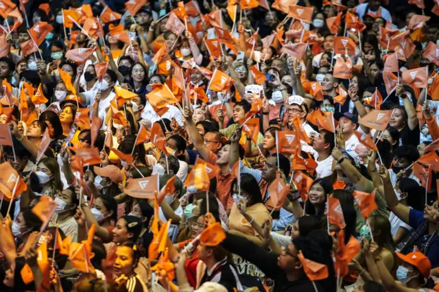 พรรคก้าวไกลหยุดสถิติ "พรรคไม่เคยแพ้" ในสนามเลือกตั้งของพรรคเพื่อไทย เมื่อนำ สส. เข้าสภาได้มากกว่า 10 เสียง หรือ 151 ต่อ 141 เสียง