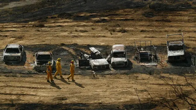 Autos destruidos por el incendio en el cañón de Temescal.