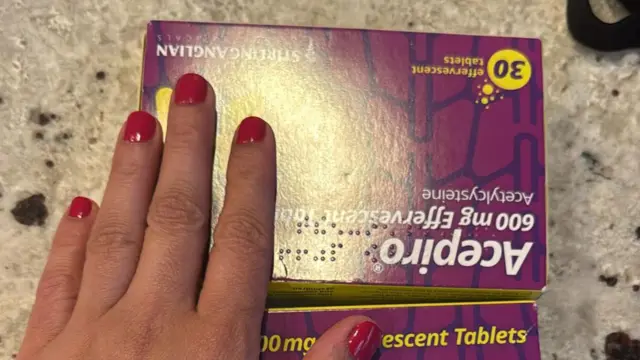 دست یک زن روی بسته دارو