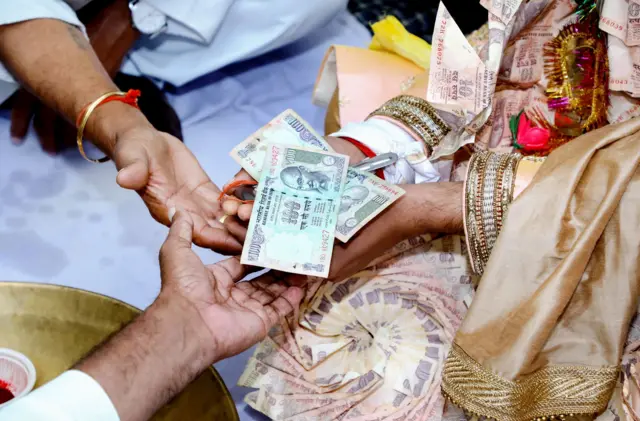 घटस्फोटाच्या खटल्यात कोर्टात आले एकाच बाईचे 8 नवरे, 'लुटेरी दुल्हन'ने केली फसवणूक