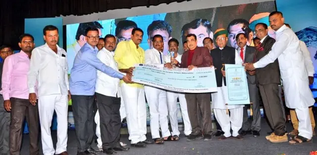 25 फेब्रुवारी 2019 रोजी दिल्लीत तत्कालीन जलसंपदा आणि नदी विकास विभागाचे केंद्रीय मंत्री नितीन गडकरी यांच्या हस्ते “नॅशनल वॉटर अ‍ॅवार्ड”ने स्वीकारताना महूद बुद्रूकचे ग्रामस्थ 