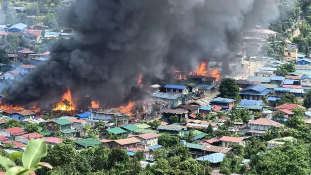 ၂၀၂၄ ခုနှစ်တုန်းက ဖားကန့်မြို့နယ်၊ ဆိုင်းတောင်ရွာ တိုက်ပွဲအတွင်း မီးလောင်နေတဲ့မြင်ကွင်း