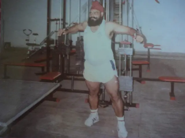 ਬਲਵਿੰਦਰ ਸਿੰਘ ਦੀ ਜਵਾਨੀ ਵੇਲੇ ਦੀ ਤਸਵੀਰ ਜਿਸ ਵਿੱਚ ਉਹ ਕਸਰਤ ਕਰ ਰਹੇ ਹਨ।