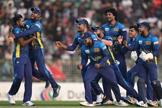 නුවන් තුෂාර ශ්‍රී ලංකාව වෙනුවෙන් විස්සයි 20 තරගයකදී කඩුලු ත්‍රිත්වයක් දවා ගත් පස්වන ශ්‍රී ලංකික පන්දු යවන්නා ලෙස වාර්තා පොත් අතරට එක්විය.