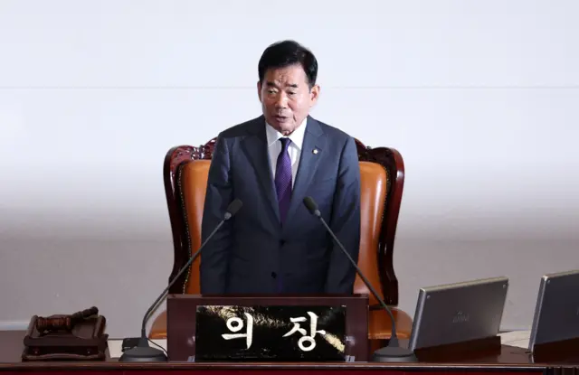 국회 본회의장의 의장석에 서있는 김진표 전 국회의장