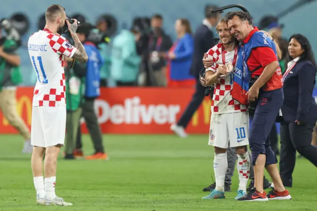 Marcelo Brozovic mengambil foto Luka Modric dari Kroasia setelah menang 2-1 atas Maroko dalam perebutan tempat ke-3 Piala Dunia FIFA 2022