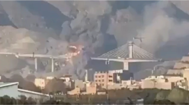 Karaj'daki B1 isimli köprünün yıkılma videosu. Asma köprünün uzaktan çekilen videosunda ortasının yıkıldığı görülüyor.