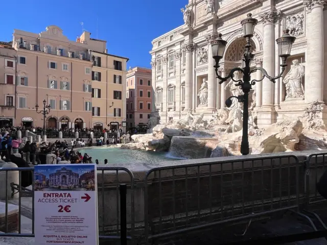 Roma'daki aşk çeşmesi ve girişin 2 euro olduğunu gösteren tabela.