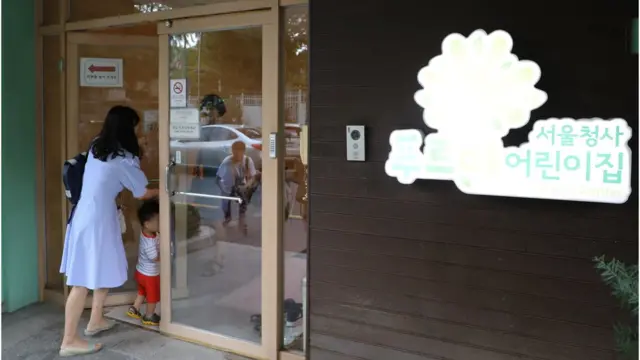 태풍 솔릭 세력이 약해지면서, 자율 휴교령이 내려졌던 서울청사 어린이집에 아이가 등원하고 있다