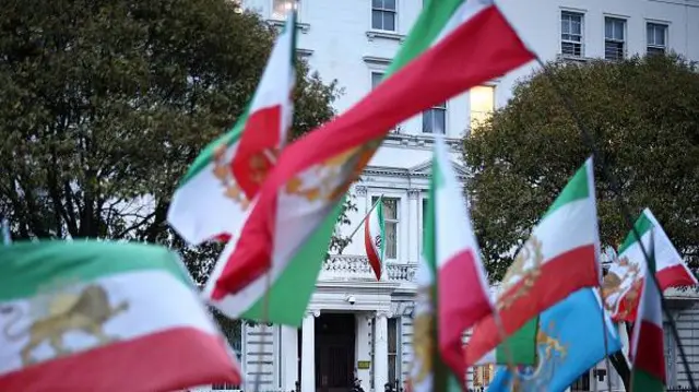 پرچم گروهی از معترضان به جمهوری اسلامی در برابر سفارت ایران در لندن 