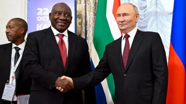 ولادیمیر پوتین رئیس جمهور روسیه با سیریل رامافوزا رئیس جمهور آفریقای جنوبی در حاشیه اجلاس بریکس در کازان دیدار کرد.