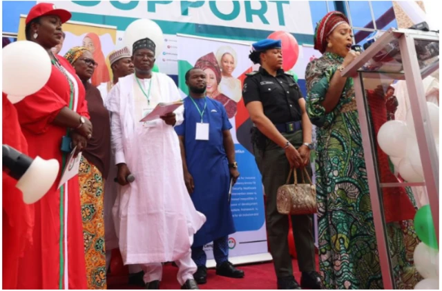 Ọlọ́pàá gbé báàgì dání fún Titi Atiku níbi ètò kan