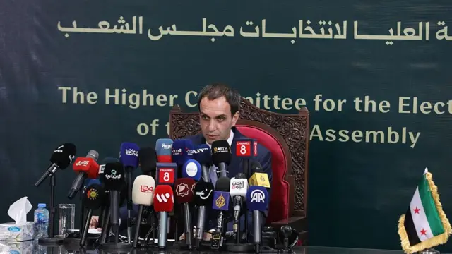 Çok mikrofonlu bir basın toplantısında Suriyeli yetkili açıklama yapıyor