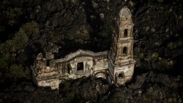 Iglesia de San Juan Parangaricutiro, Michoacán.