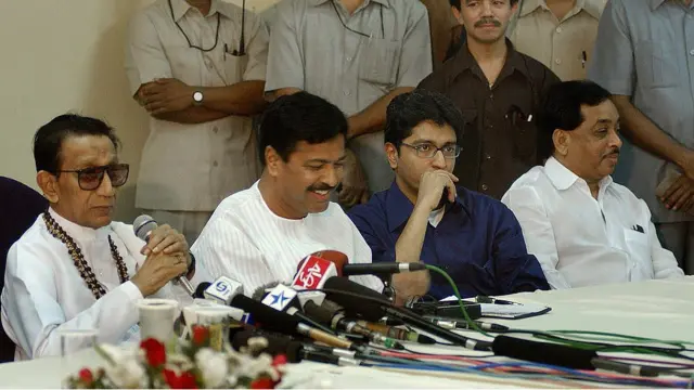 शिवसेनाप्रमुख बाळासाहेब ठाकरे, भाजपाचे नेते प्रमोद महाजन, राज ठाकरे आणि नारायण राणे. 2004 साली होणाऱ्या सार्वत्रिक निवडणुकीच्या पार्श्वभूमीवर घेतलेली पत्रकार परिषद