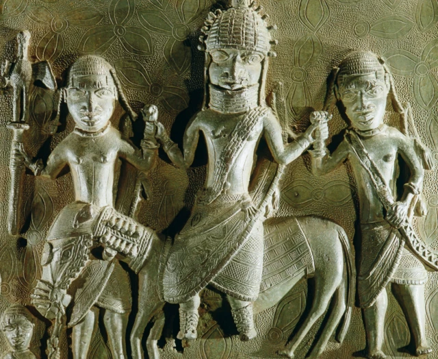 Une plaque en laiton du Bénin provenant du palais, représentant une oba à cheval soutenue par deux serviteurs de la collection du British Museum
