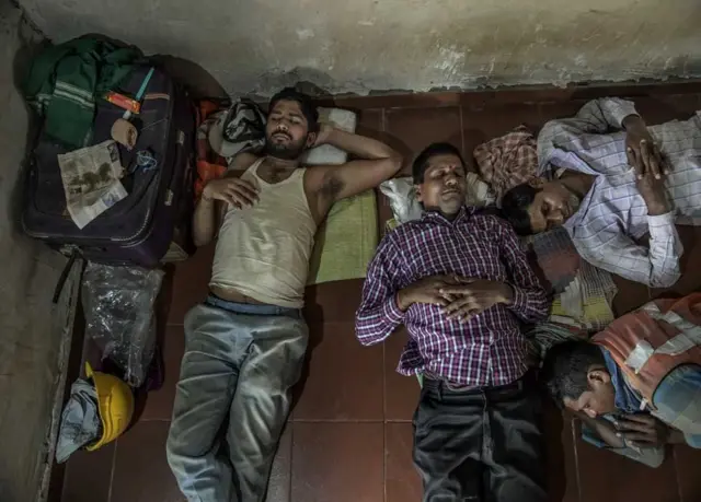 ગયા વર્ષે 24 માર્ચે લોકડાઉનની જાહેરાત થઈ ત્યારે તેમની પાસે રૂપિયા કે ભોજન, બેમાંથી કંઇ ન હતું