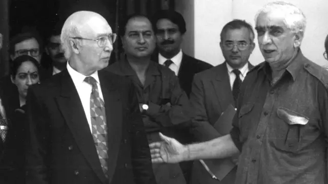 सरताज अज़ीज़ के साथ जसवंत सिंह