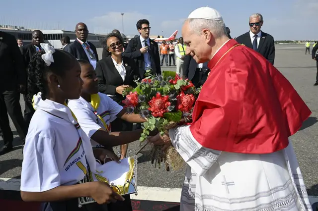 Le pape Léon XIV a été accueilli à son arrivée à l'aéroport de Luanda, en Angola, le 18 avril 2026. 