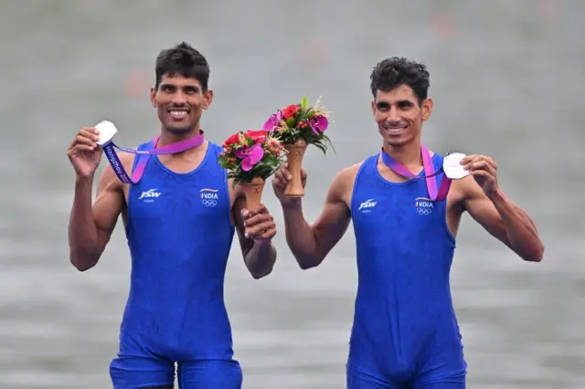 ભારતના નાવિકો અર્જુન લાલ અને અરવિંદ સિંહ