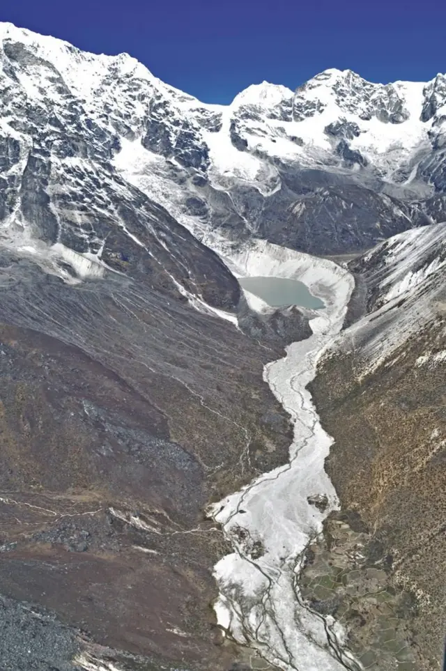 झन्डै चार दशकअघिको खुम्बु क्षेत्रको दिग्च्छो हिमताल विस्फोटपछि लिइएको तस्बिर