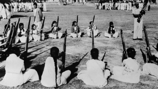 1962年11月28日，虽然中印双方都已经停火，中国军队后撤，但印度东北阿萨姆邦的印度女子都在接受军训，准备"武装击退入侵的中国人"