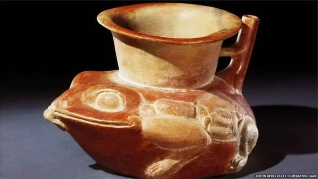 పంటలను కాపాడుతూ జీవితాలను నిలబెడుతుంది అనే అర్థంలో కేన్ టోడ్స్‌ను కళాకృతుల్లో చెక్కేవారు