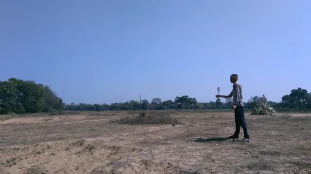 नदी के पास की वो जगह जहां कुछ ग्रामीणों को हाथ बांध कर बैठाया गया था