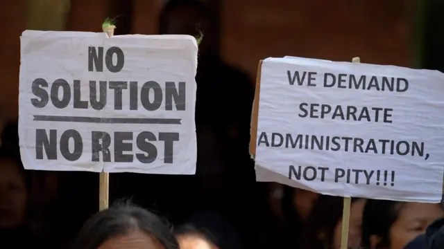 प्रदर्शन करते लोग