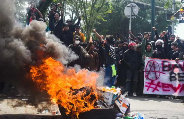 Massa dari Aliansi Balikpapan Bergerak membakar ban bekas saat unjuk rasa di depan Kantor DPRD Kota Balikpapan, Kalimantan Timur, Senin (1/9/2025). Aksi tersebut berlangsung tertib dan damai dengan tuntutan nasional, salah satunya pengesahan RUU Perampasan Aset, serta sejumlah tuntutan terkait permasalahan di daerah. 