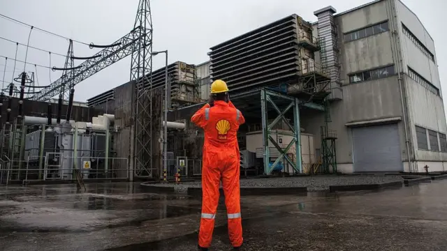 One Shell worker for Afam VI power plant-wey be Shell Petroleum Development Company of Nigeria own.