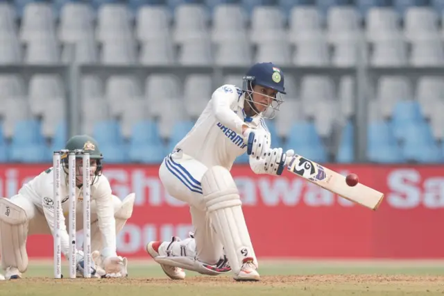 शॉट लगाती हुईं स्मृति मंधाना 