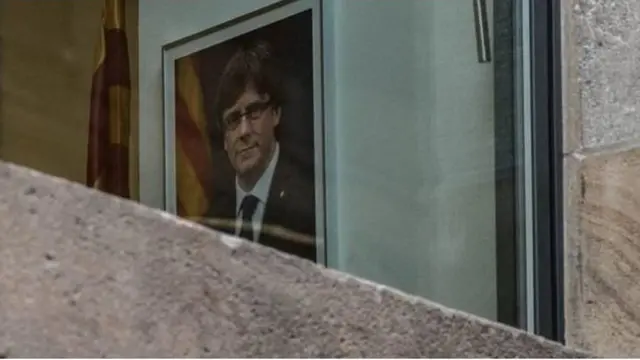 นายปุดจ์เดมองต์เดินทางออกจากคาตาลูญญาแล้ว แต่ภาพของเขายังคงไม่ถูกปลดออกจากที่ทำการรัฐบาล