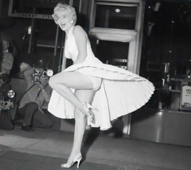 Marilyn Monroe yambaye inkweto zishinguye