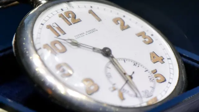 Clock wey show time dey go 11 o'clock