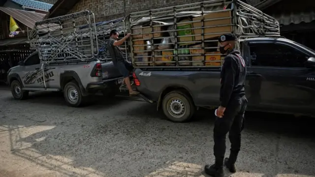 เจ้าหน้าที่ไทยกำลังตรวจสอบสินค้าที่แรงงานกะเหรี่ยงในไทยเตรียมลำเลียงขนส่งข้ามชายแดนไทย-เมียนมา ที่บ้านแม่สามแลบเมื่อวันที่ 21 เม.ย. ที่ผ่านมา