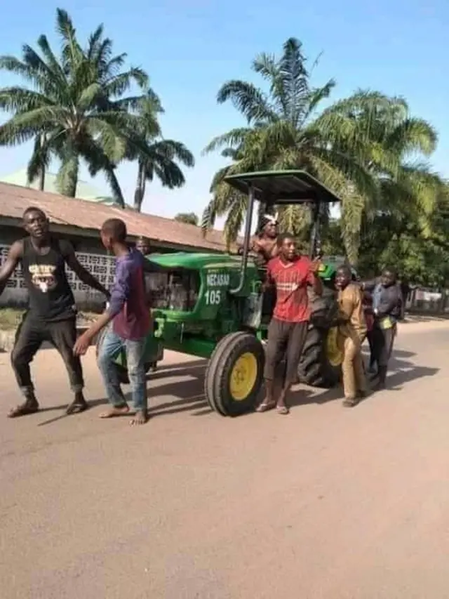 Aworan ẹrọ ikọlẹ(Tractor)