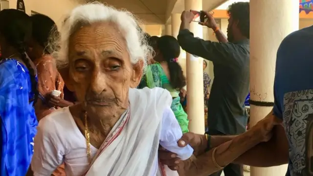 పశ్చిమగోదావరి జిల్లా ఉండి గ్రామంలో ఓటు వేసేందుకు పోలింగ్ కేంద్రానికి వచ్చిన వృద్ధురాలు