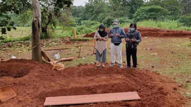 Eva hanya ditemani oleh suami dan adiknya ketika mengantar jenasah sang ibu ke liang lahat
