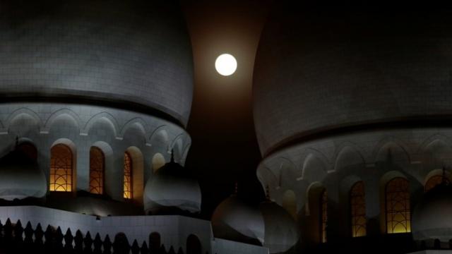 月球在阿联酋谢赫·扎耶德大清真寺两座叫拜楼中间升起。