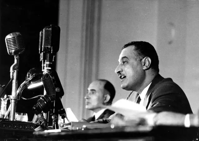 جمال عبد الناصر (1918 – 1970)، الرئيس المنتخب حديثًا لمصر، يلقي كلمة في مؤتمر بالقاهرة