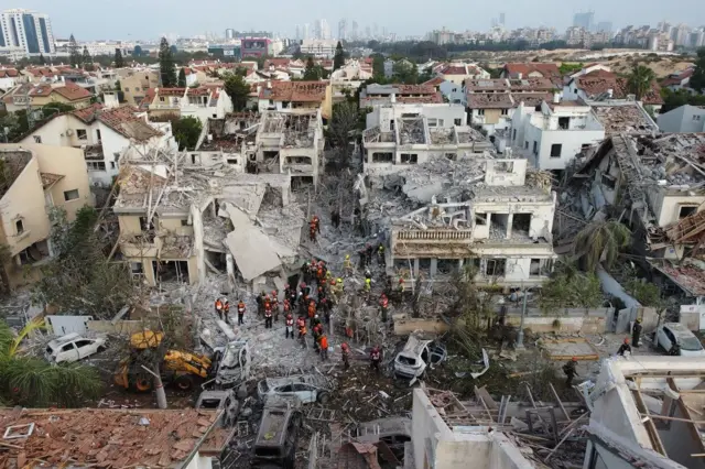 Rudal balistik Iran menghantam kawasan permukiman di Rishon LeZion, dekat Tel Aviv, Israel, Sabtu (14/06).