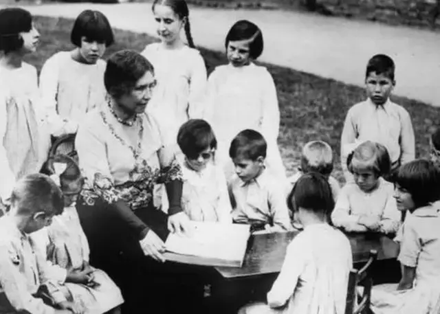 Helen Keeler lisant ses œuvres à des enfants aveugles