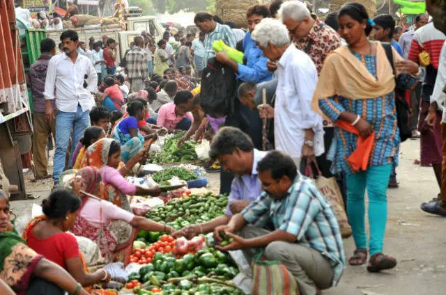 வாரச்சந்தையில் திருடிய புகாருக்காக இரண்டு பெண்கள், சந்தையில் கூடியிருந்தவர்களால் தாக்கப்பட்டனர். 