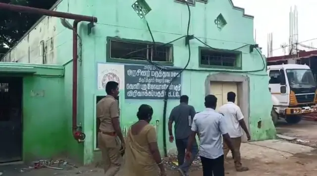 நாட்றம்பள்ளி அருகே வேன் விபத்து- ஒரே கிராமத்தை சேர்ந்த ஏழு பெண்கள் பலி