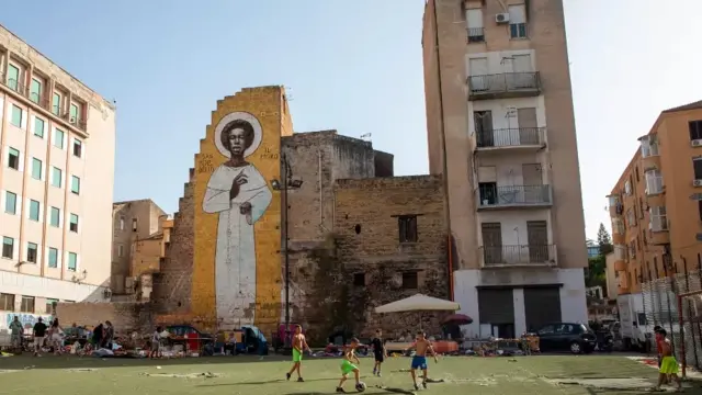 Des migrants jouant au foot.