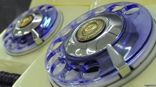 नंबरची तबकडी असलेले रोटरी फोन्स.