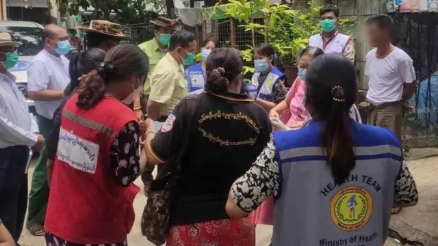 သာကေတမြိုနယ် ထူပါရုံရပ်ကွက်အတွင်း ကာလဝမ်းရောဂါအတွက် တာဝန်ရှိသူတွေ ကွင်းဆင်းစစ်ဆေးနေတဲ့မြင်ကွင်း